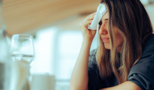 Wczesna menopauza — objawy, przyczyny i leczenie. Jak rozpoznać, że organizm sygnalizuje coś więcej niż „hormonalne wahania”