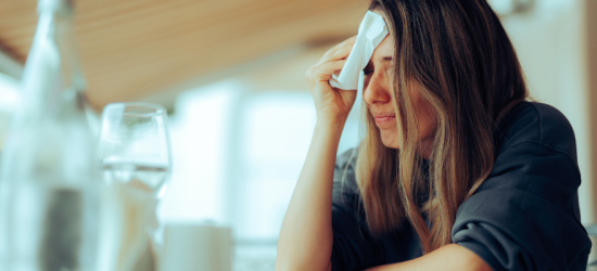 Wczesna menopauza — objawy, przyczyny i leczenie. Jak rozpoznać, że organizm sygnalizuje coś więcej niż „hormonalne wahania”