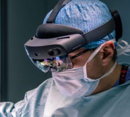 szpital na klinach przeprowadzi pierwsza w polsce laparoskopowa operacje rewizyjna z wykorzystaniem rozszerzonej rzeczywistosci hololens
