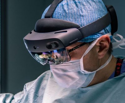 szpital na klinach przeprowadzi pierwsza w polsce laparoskopowa operacje rewizyjna z wykorzystaniem rozszerzonej rzeczywistosci hololens